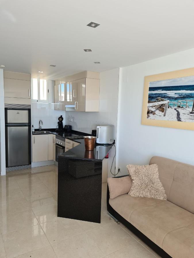 Room In Apartment - 1St Line Top Floor Apartment Carrer del Mar Bagian luar foto